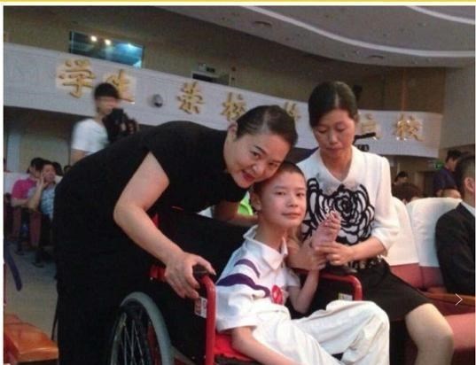 毛阿敏|她当年比毛阿敏还红，却被亲弟弟打成残疾，如今当保姆赚钱养家