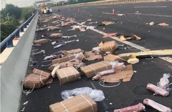 猪肉|7吨猪肉遭哄抢!连车门都不放过!法不责众?想错了!出来混迟早要还的!