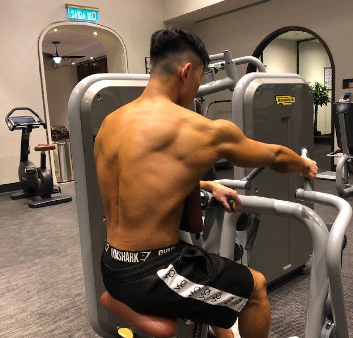 咸宁▲用四年时间雕刻出满身肌肉的00后，麒麟花臂，荷尔蒙爆棚