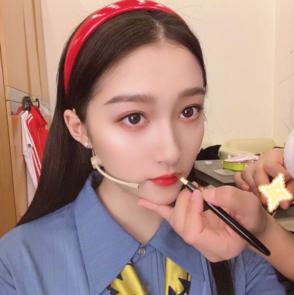 「电视剧」关晓彤挑战“单腿站立”！抬起腿才发现穿的是裙子，救场动作太及时