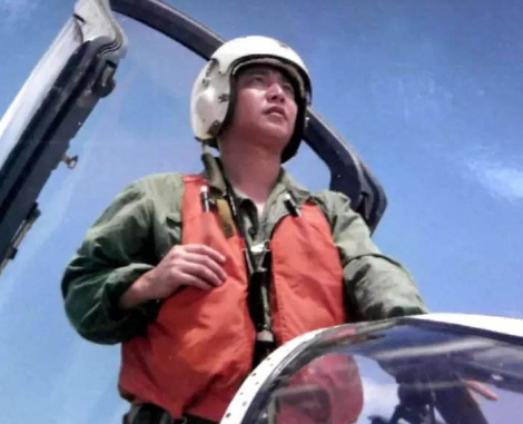 飞行员@王伟牺牲后，妻子被特招入伍授予少校军衔，他的儿子如今怎样了？