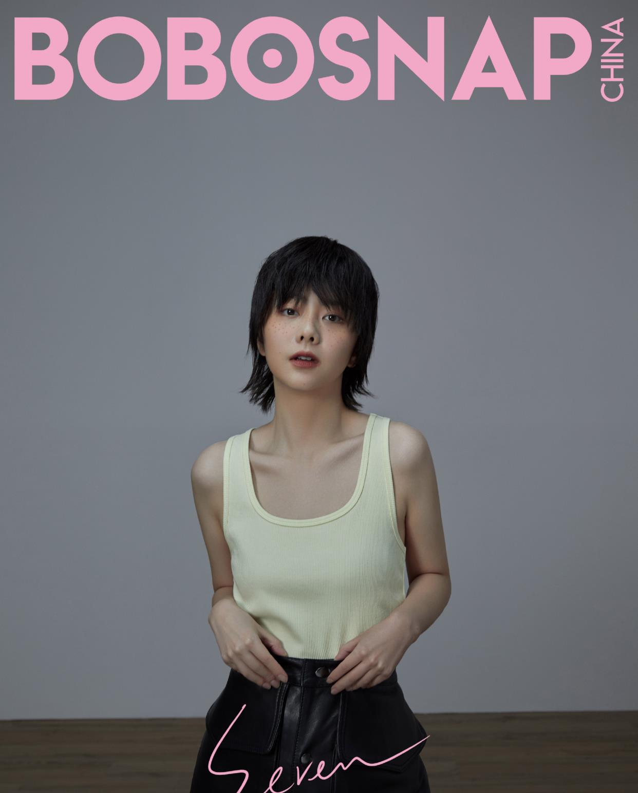 『短发』谭松韵短发时尚大片清爽来袭，雀斑妆搭配背心简单俏皮，可爱漂亮