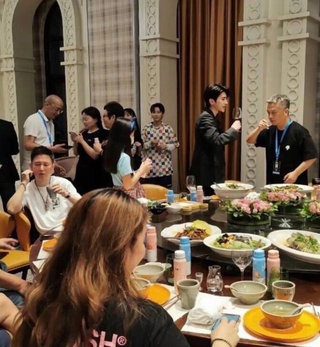 「孔雪儿」THE9聚会生图来了,像极了职场饭局,孔雪儿看了这张不会生气吗?