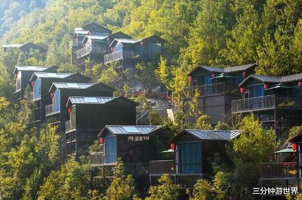 []中国有个超刺激悬崖酒店，房间都是依山而建，开窗便是万丈悬崖