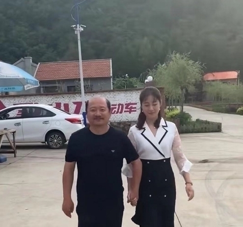 『奔跑吧兄弟』有种“膨胀”叫谢广坤，与儿媳王小蒙牵手，两人满面笑容像“新婚夫妻”