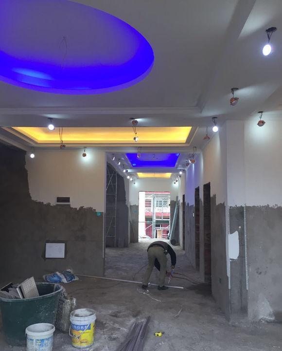 土豪爸爸打造的百万级自建房, 看到这KTV式的灯, 一口老血没忍住