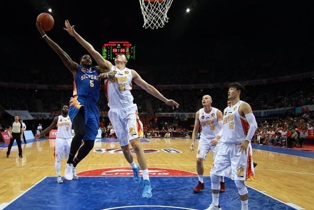 #啦啦队#为何CBA球员不与啦啦队员交往？原因是代价太高，只好娶空姐模特