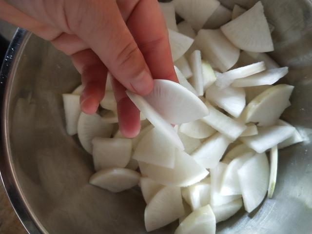 白萝卜@它是天然“肠道清理专家”,我家每年吃百十来斤,家人个个无赘肉