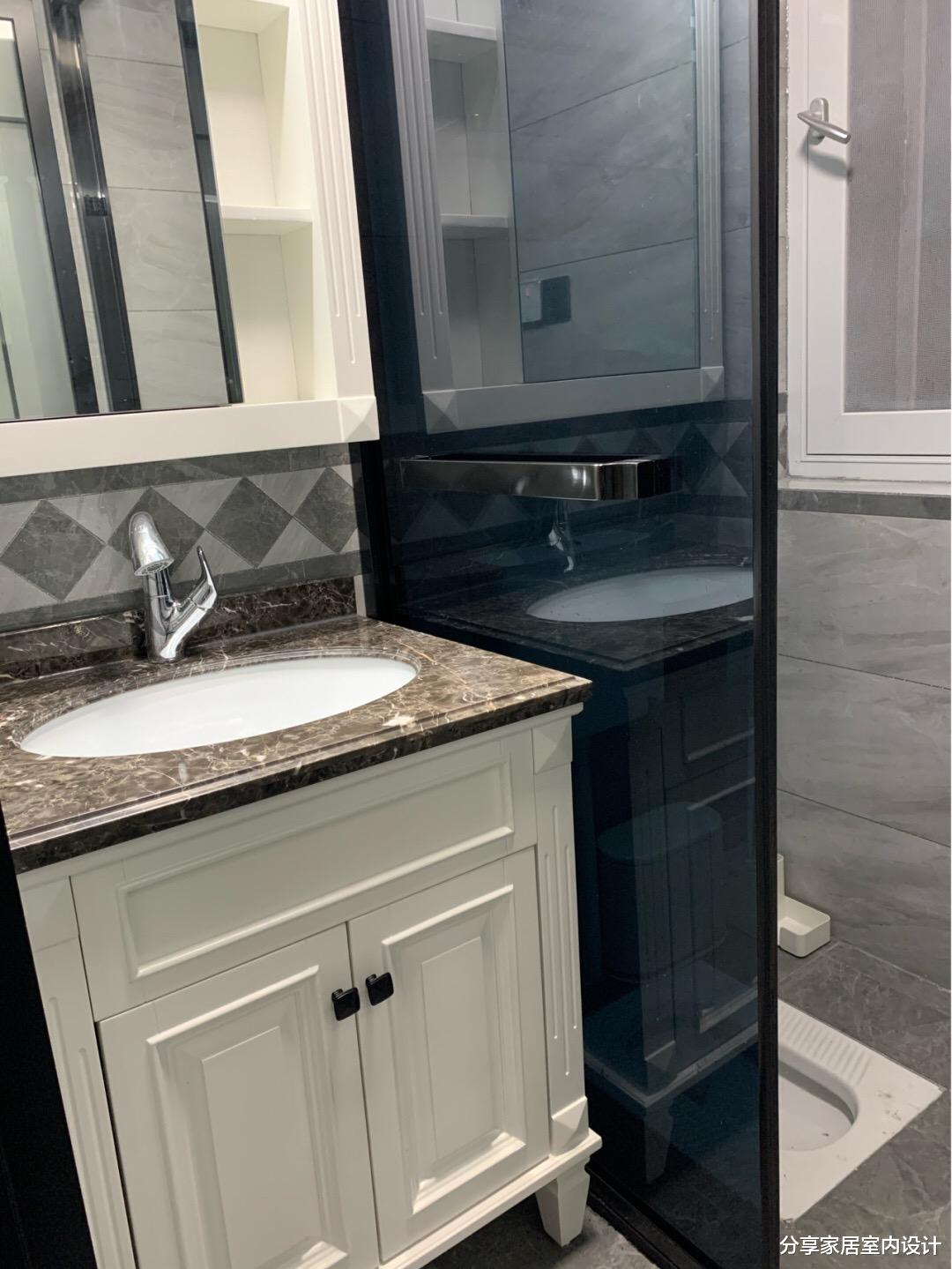 |朋友家刚完工的新房，打扫干净真心漂亮，吊顶贴金属线条很抢眼