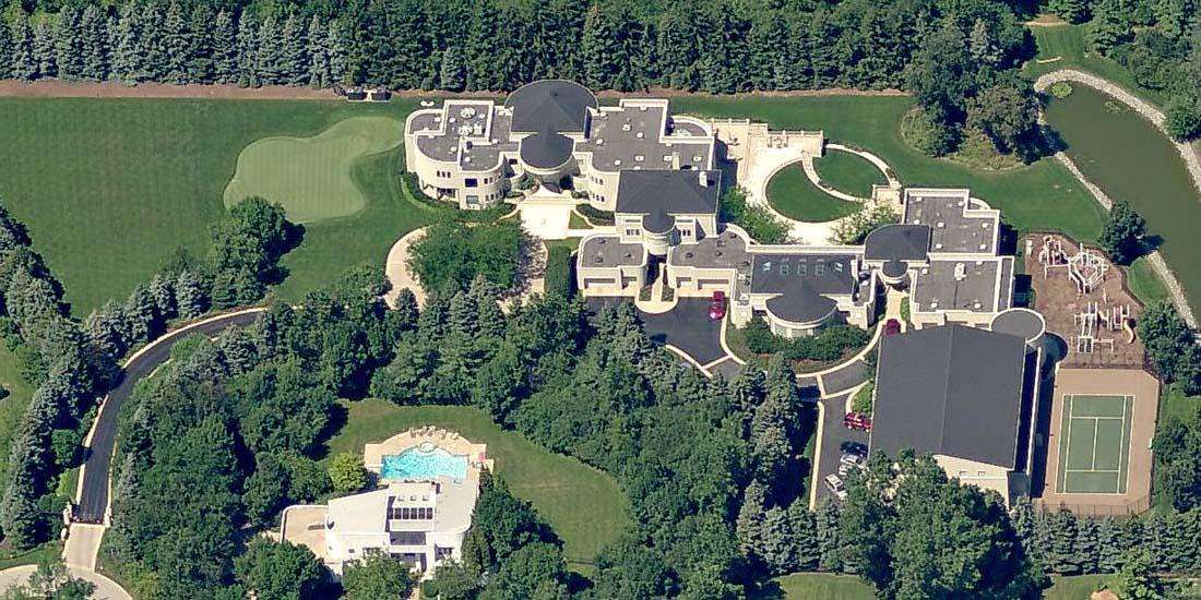 迈克尔·乔丹▲詹姆斯的豪宅，科比的豪宅，乔丹的豪宅，这就是超巨和传奇的差距！