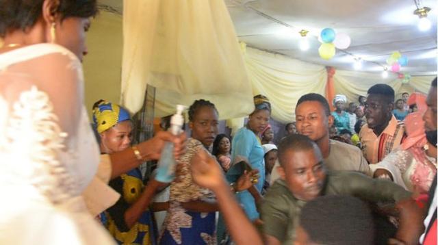 睹图|女子瞒着患病丈夫与别人结婚,丈夫前来阻止被当成闹事者捆起来