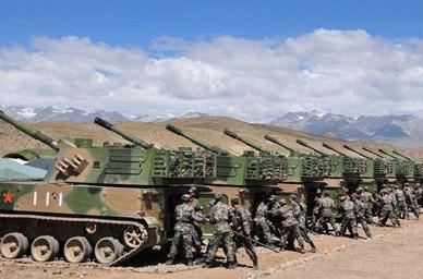 轰炸机@卫星拍到震撼一幕，重装备一字排开，印军态度瞬间服软