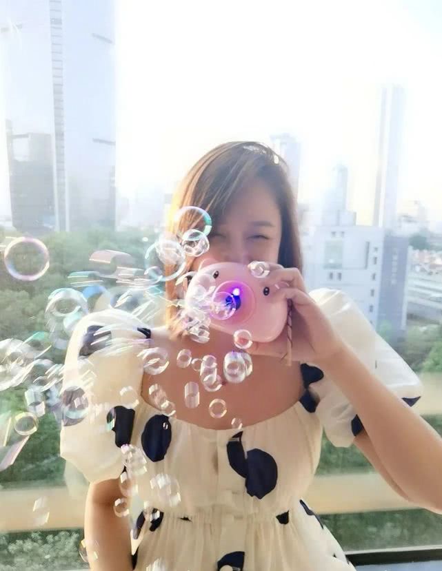 短发▲41岁陈乔恩逆生长！身穿波点连衣裙配清爽短发，恋爱后更显少女心