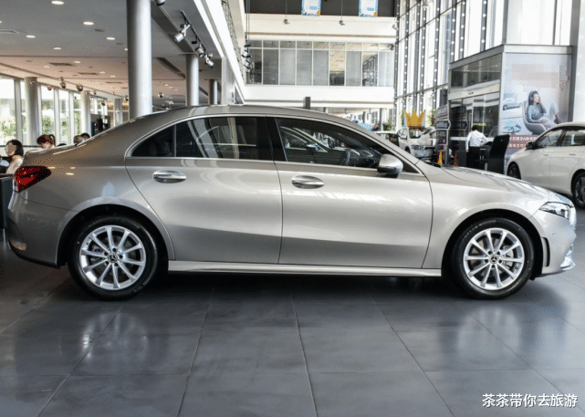 奔驰A级|奔驰放弃“底线”了!从21万跌至14万,比思域厚道,买啥国产车