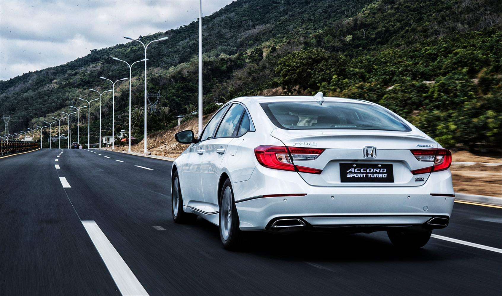 别克君威|中级车怎么选？天籁雅阁凯美瑞迈腾帕萨特君威优缺点大盘点！