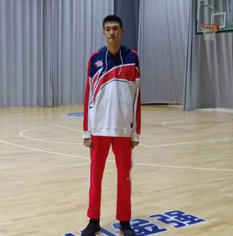 『周琦』男篮又涌现一位潜力新星!13岁身高2米04,有望成下一个周琦!