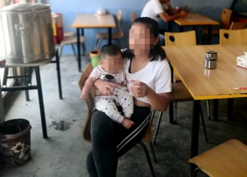 「民警」痛心！年仅4岁男童被锁车内身亡！另一位妈妈的做法让人无语