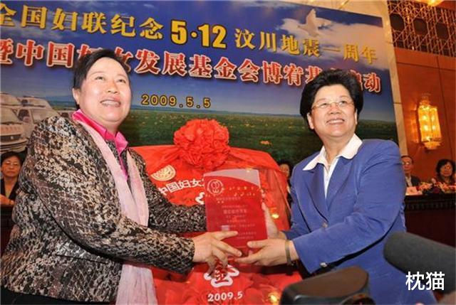 枕猫|从卖鸡蛋农妇到女富翁——“高铁一姐”丁书苗的浮沉录