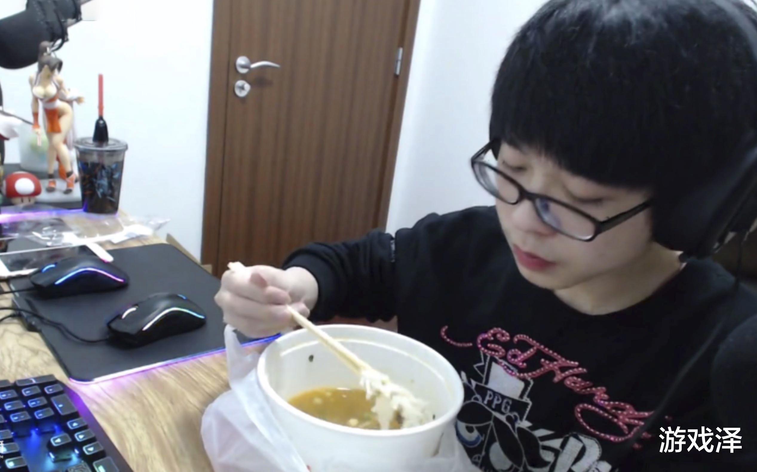 「嗨氏」被自己亲妈毁了的嗨氏,为偿还4900万违约金,还在用3年前的手机