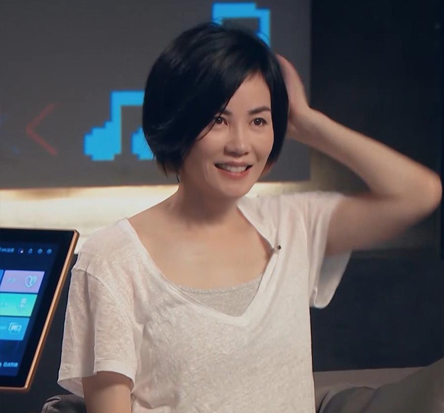 吴昕|51岁王菲现身状态好,剪短发皮肤白嫩不见皱纹,穿薄T恤却显小腹