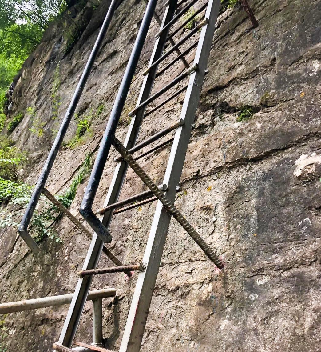 「澳门」秦岭山中隐藏着四级瀑布，飞流直下，爬上垂直云梯，感受震撼奇景