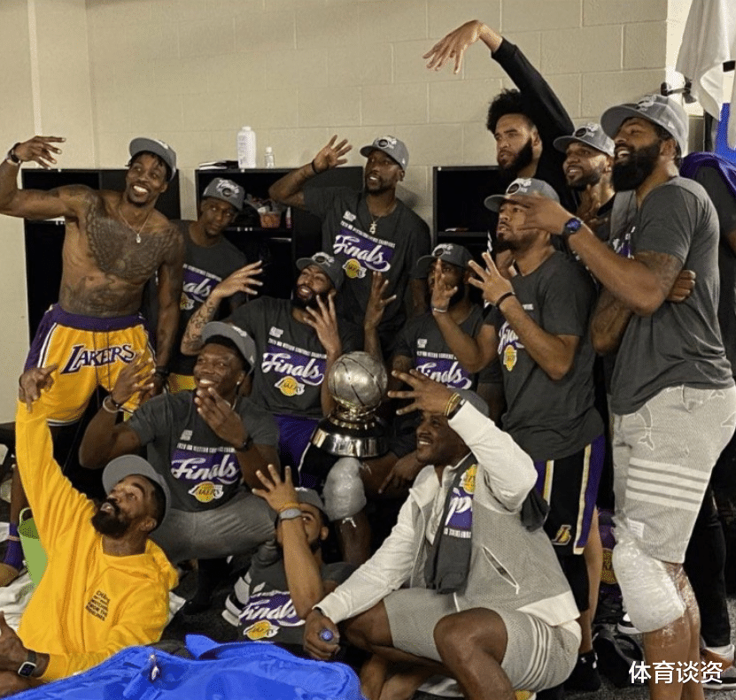 湖人队|湖人更衣室合照曝光！谁是老大一目了然，老詹全程无笑容，拒绝庆祝