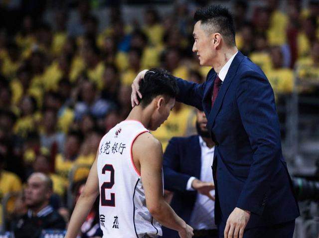 杜锋|笑喷！朱松伟被“声音”震慑，杜锋大骂张昊：我说了不要犯规啊，FXXX！