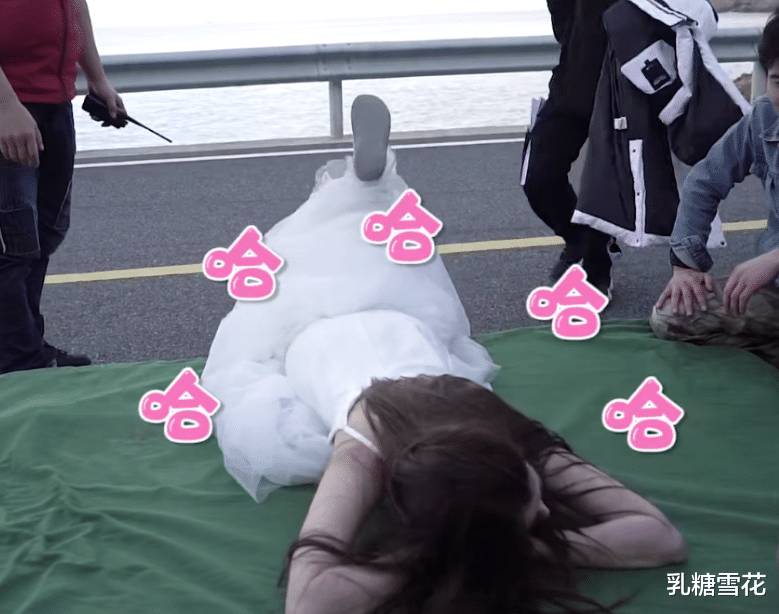 【迪丽热巴】迪丽热巴拍摄摔倒戏，直接扑倒在坐垫上，看到她的表情彻底被逗笑