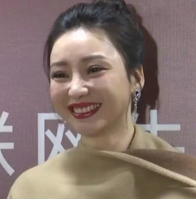 #柳岩#柳岩得罪谁了?出席活动被恶意关掉美颜,40岁的样貌真实的让人意外
