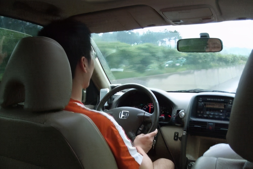 |同事蹭车2年，一顿早餐，让我看清了同事的“精明”