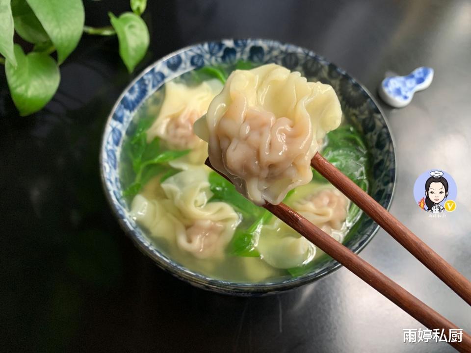 馄饨|早餐“馄饨”这样做真简单，1分钟至少能包60个，皮薄馅大特别香