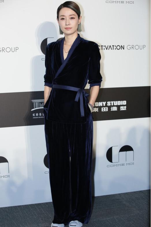 连体裤|马伊琍终于换发型了,一头挑染短发配丝绒连体裤,高级感十足