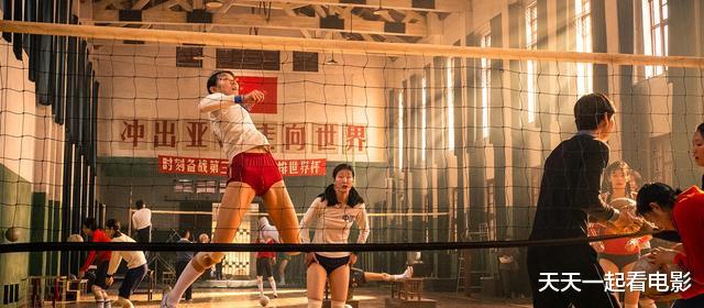 八佰|《八佰》28亿称霸全球，现最强劲敌来了，影片曾因片名差点被下架