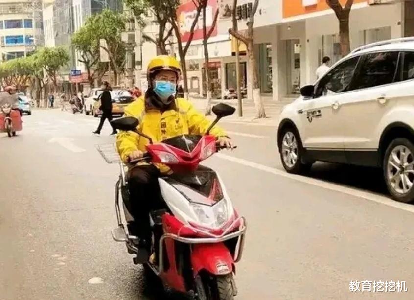 巴中@二孩男老师送外卖,就不务正业?70名公办老师辞职,都换不来些许理解?