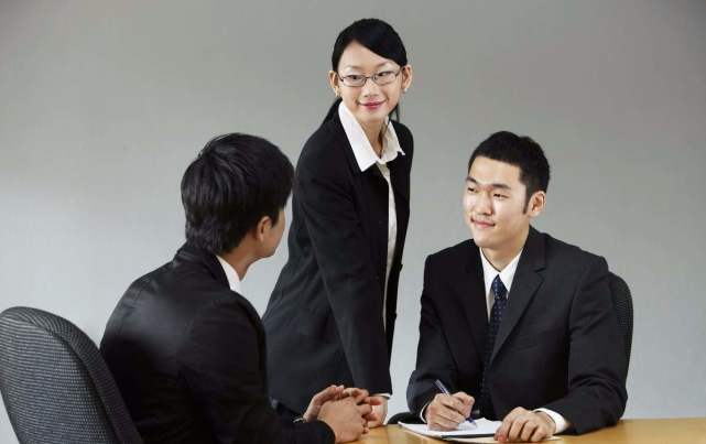 「国企」年轻人，学会跟对这三类领导，在公司才不会被领导所针对