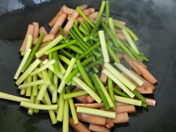 「蒜苔」这菜是天然“洗肠草”，杀菌清肠道，隔三差五吃，排出宿便一身轻