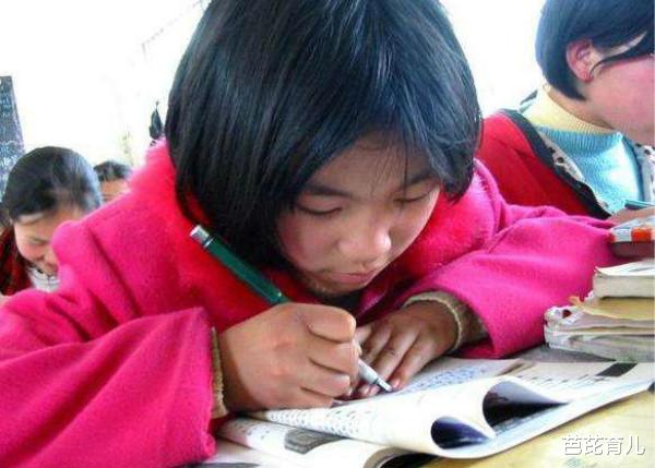 中小学▲小学生上课传纸条被老师抓个正着，看到内容后老师笑了：人小鬼大