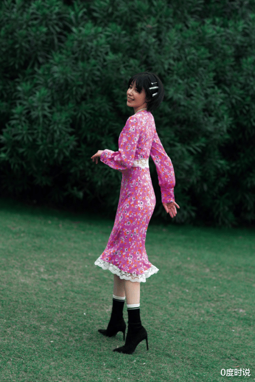 碎花裙■接发后的阚清子，晒短发造型表示怀念，粉色碎花裙太养眼