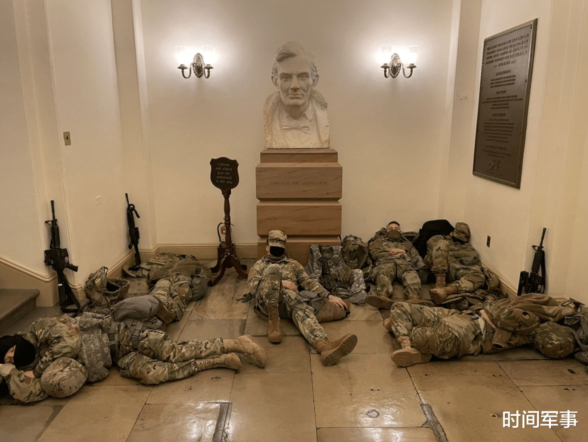 國會大廈內部曝光，大量美軍士兵席地而睡，記者：讓我想起敘利亞-圖3