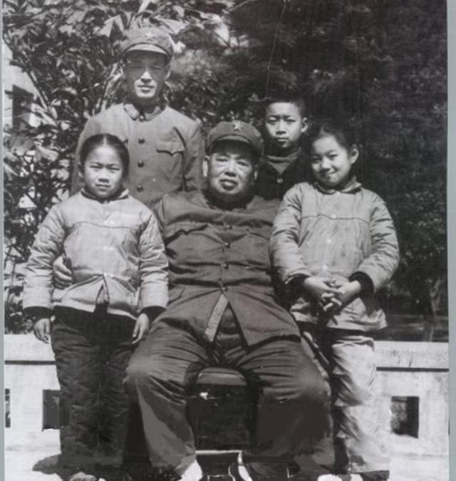 许世友|许世友与雷明珍离婚,几十年后前妻有事求他,他说了八个字