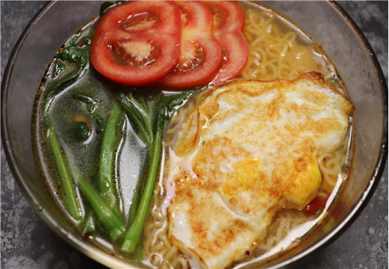 泡面|煮泡面,最“忌讳”先放面饼,原来一直弄错顺序,难怪油腻又难吃