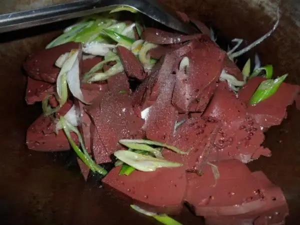 肝脏■5月宁可肉不吃，也要吃此菜，对肝脏特别好，排出毒素护肝又补血