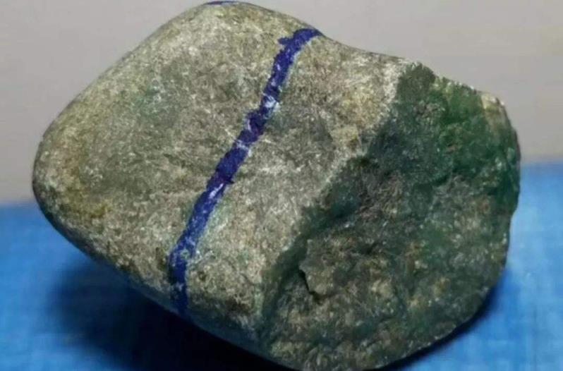 翡翠|翡翠原石出现断口就代表种嫩吗？带你来看看断口的翡翠