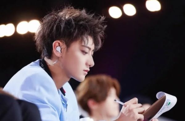 『黄子韬』《创造营》录制“翻车”？黄子韬手卡暴露选手排名，果然都是内定的