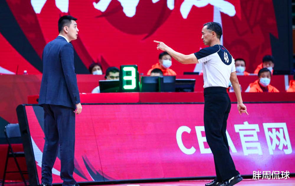 杨鸣|CBA裁判又抢戏！杨鸣站起来就吃T，48号裁判自拟规则？