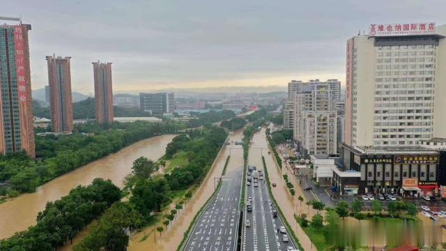 『广州市』广州昨夜今晨暴雨致多路段水浸！这些路段交通受阻，部分列车停运