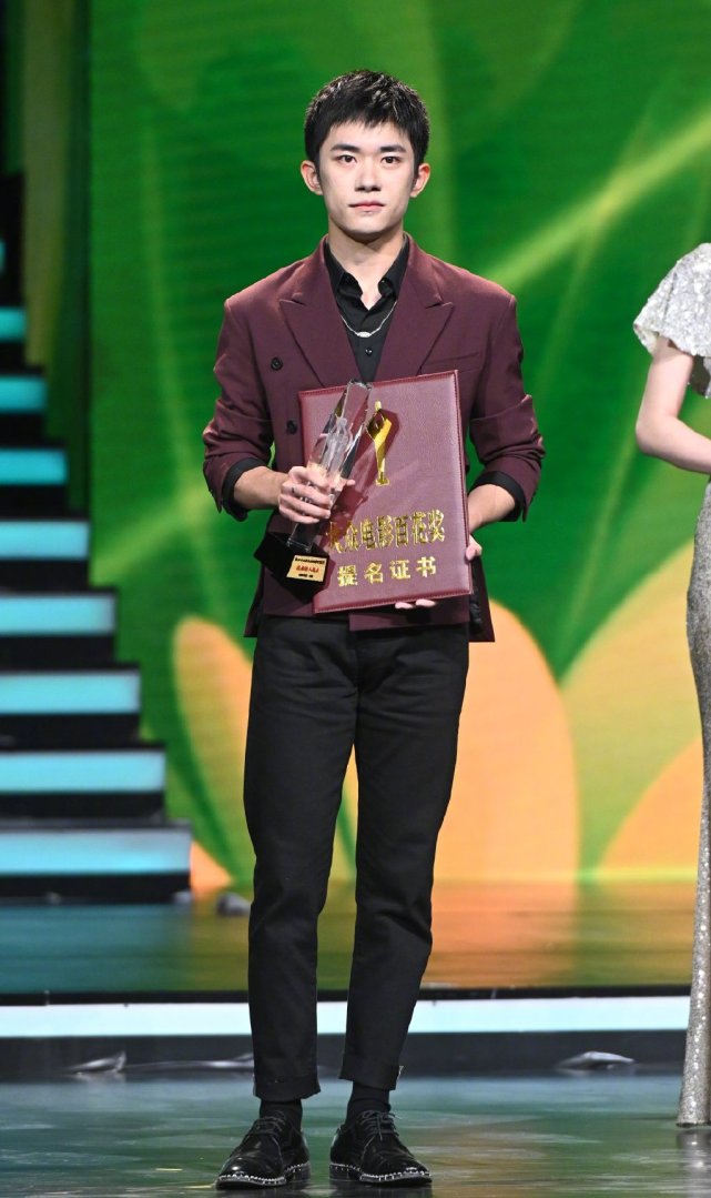 杨紫|百花表彰大会没眼看，千玺皮肤坑坑洼洼卡粉严重，杨紫也变脸！