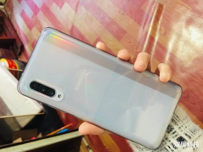 5G：从4499跌至2899，三星5G+4500mAh，网友：终于等到了