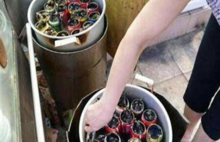 #可乐#大婶卖“易拉罐”小吃，20元一个，日收入上万元，每周只卖一天！