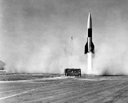 【月球】50年前，美国在月球上插了一面旗，如今拍到，登月或是一场骗局？